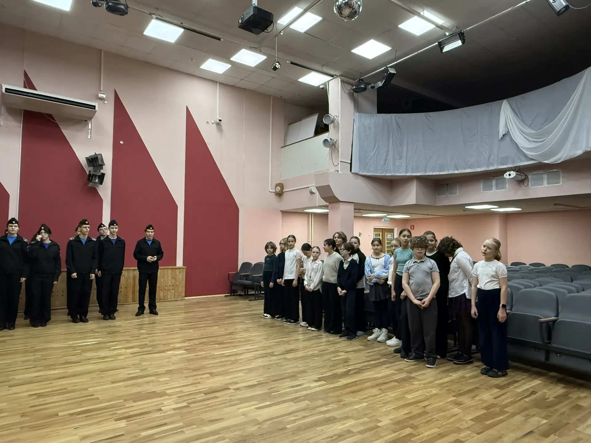 Доброе утро, страна! 🇷🇺  Понедельник, 13 апреля, начинаем правильно — с торжественной Церемонии подн