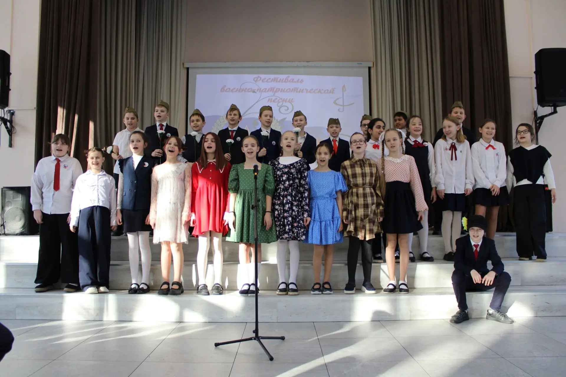 🎤ФЕСТИВАЛЬ ВОЕННОЙ ПЕСНИ🎤 В начальной школе прошёл фестиваль военной песни, посвященный прошедшему Д