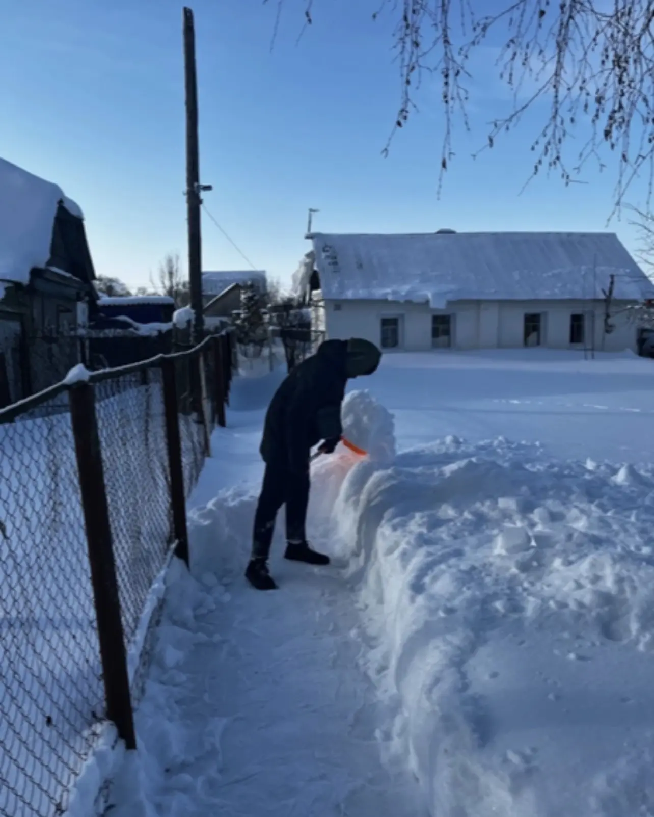🙏Морозы отступили, и волонтеры продолжают бороться со снежной стихией!   ❄️🧹Воспитанники волонтерско