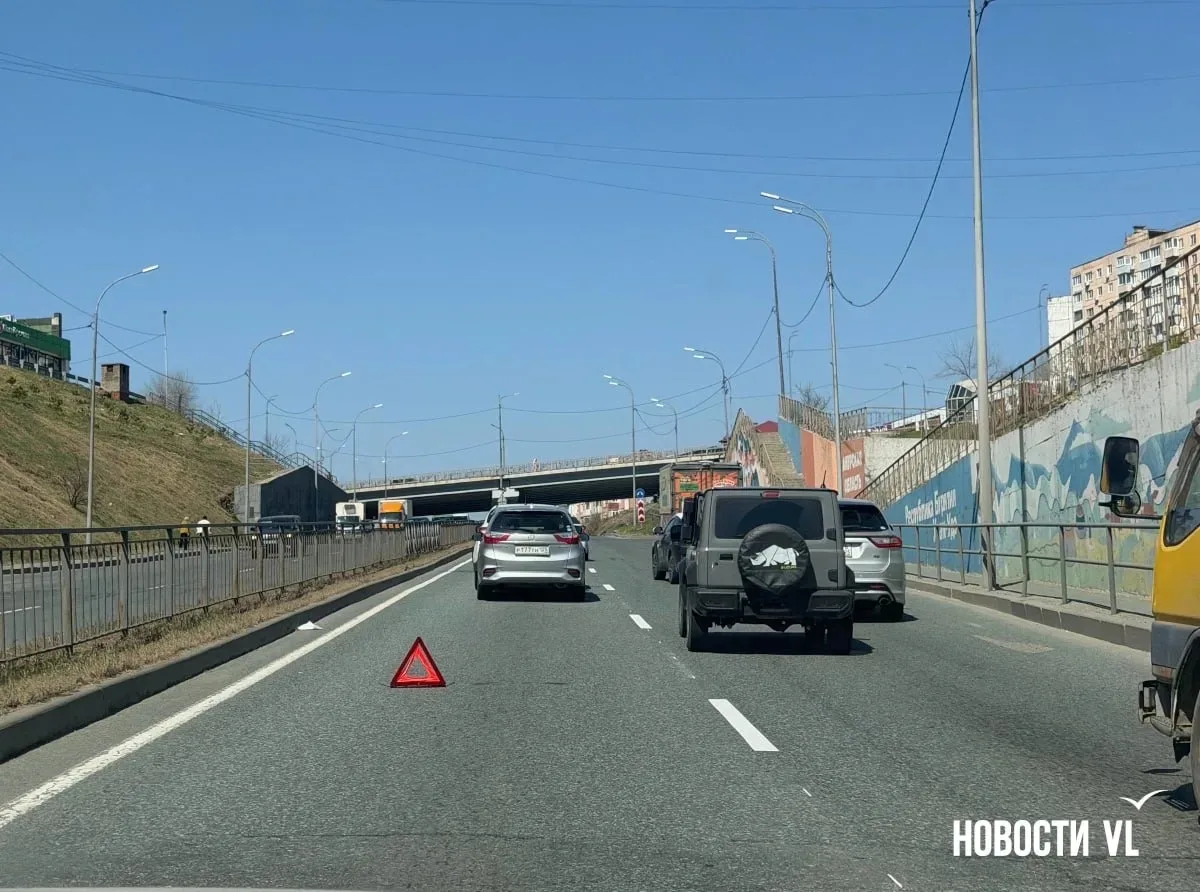Из-за ДТП в районе Окатовой образовалась гигантская пробка. Плотное движение начинается от улицы Кат