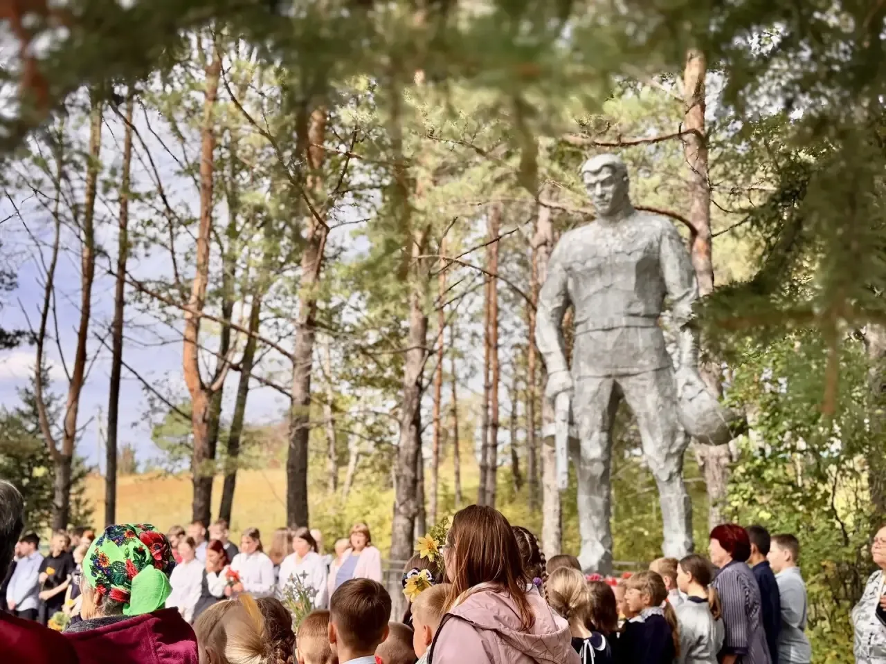 Митинг, посвященный окончанию Второй Мировой войны.                                    ...