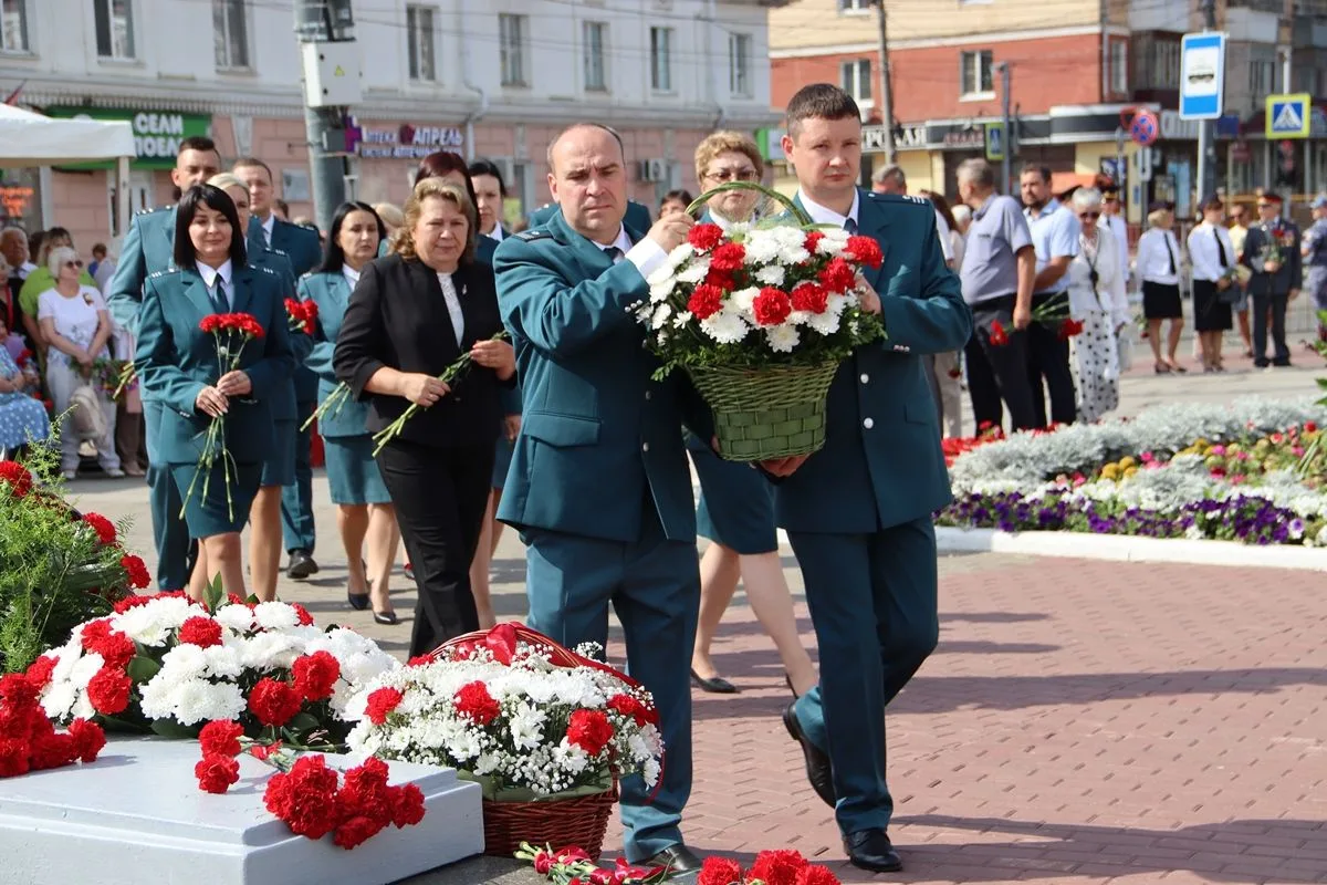 Налоговики Орловской области почтили память героев ВОВ в День города 

🕊️ В Орле сотрудники УФНС Ро