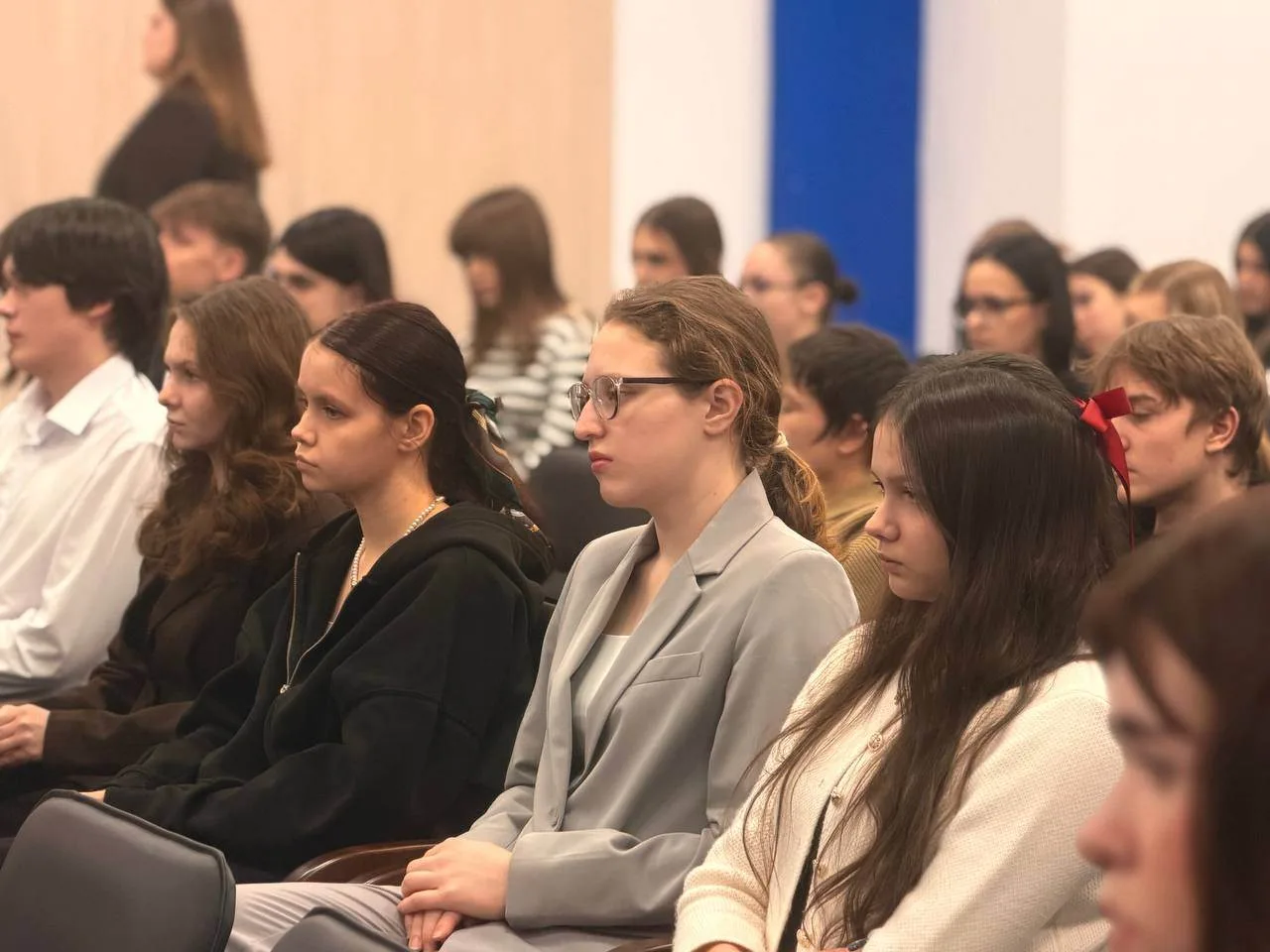 В Зелёной  школе после звонка остались те, кому обычно не терпится на перемену. На днях на разговор 
