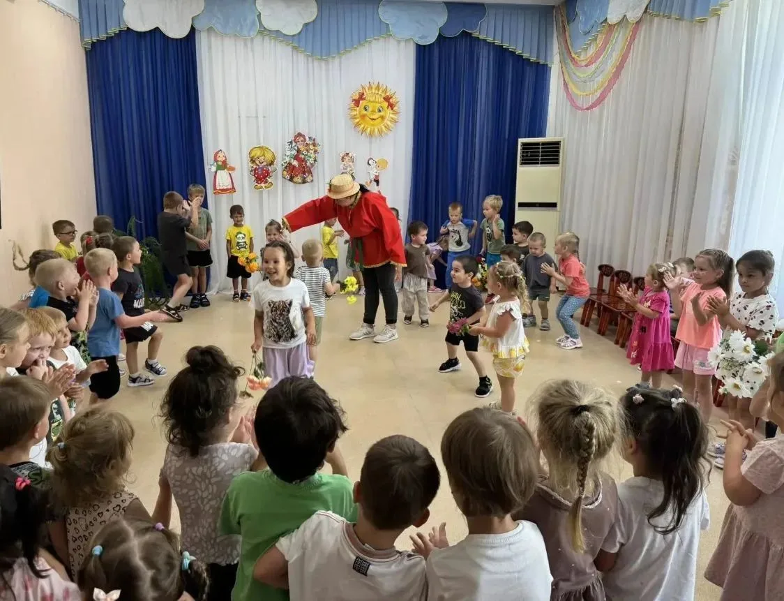 С праздником! 
С Днём семьи, любви и верности!🩷🇷🇺
Вместе с Ромашкой и Домовёнком Кузей ребята всп