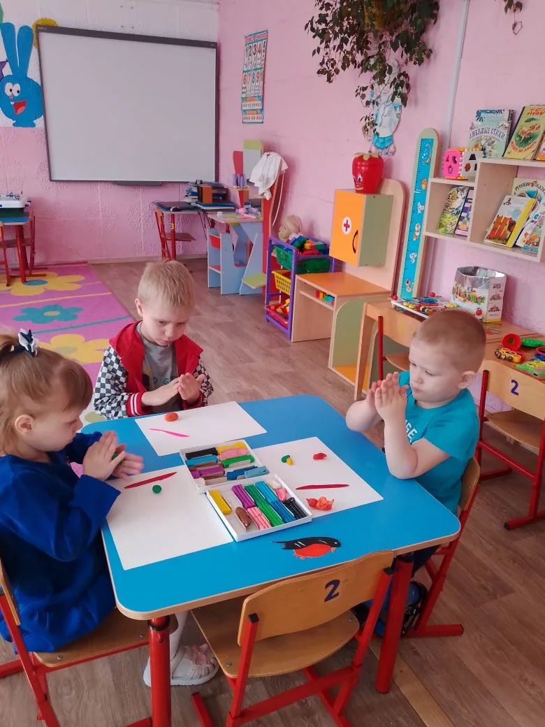 На занятии по лепке на тему " Птички клюют зёрнышки из блюдечка" вспомнили с детьми наб...