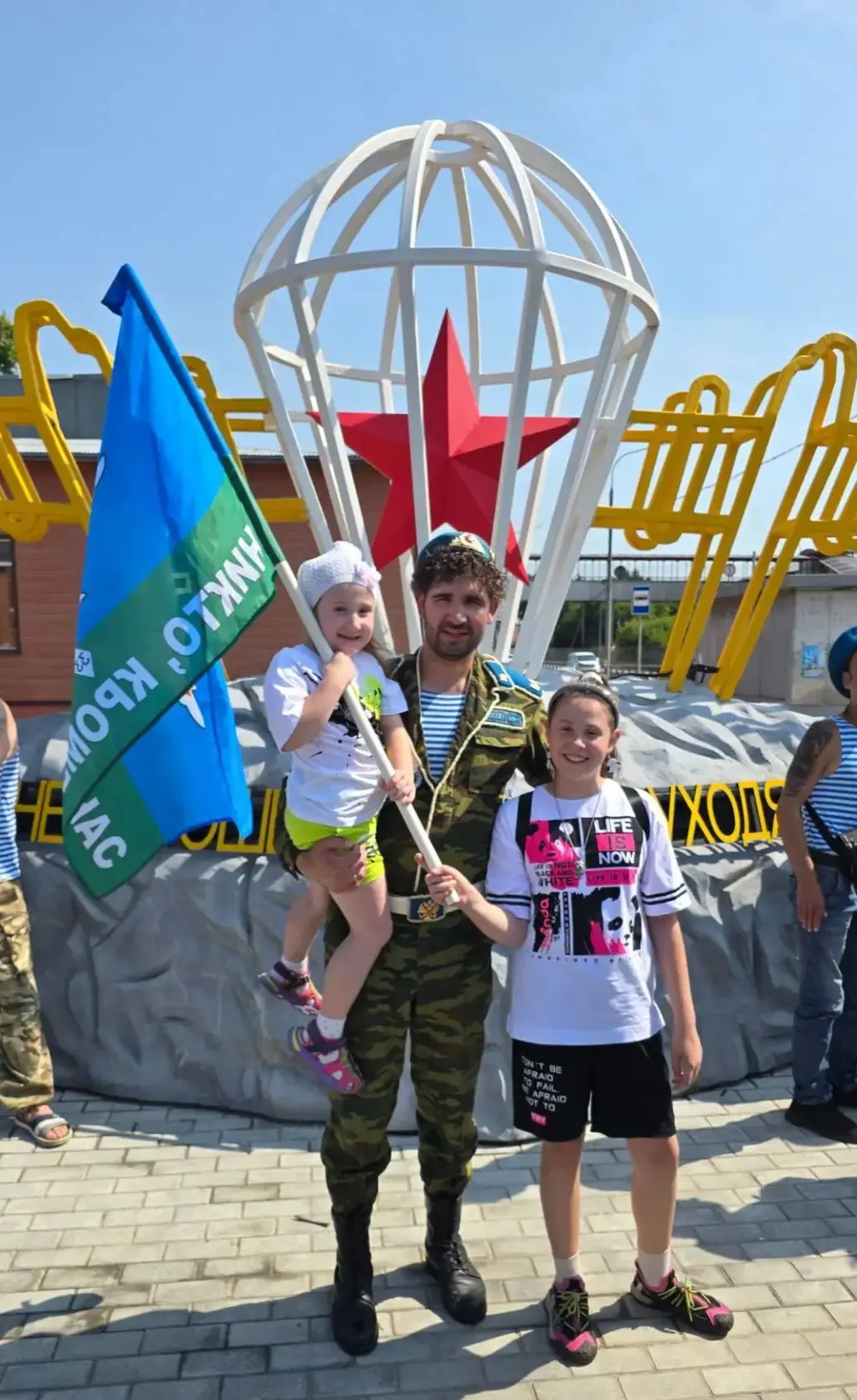 С праздником  ВДВ поздравляем  Максима Королькова  - папу Миланы из группы  "Вишенка"!!