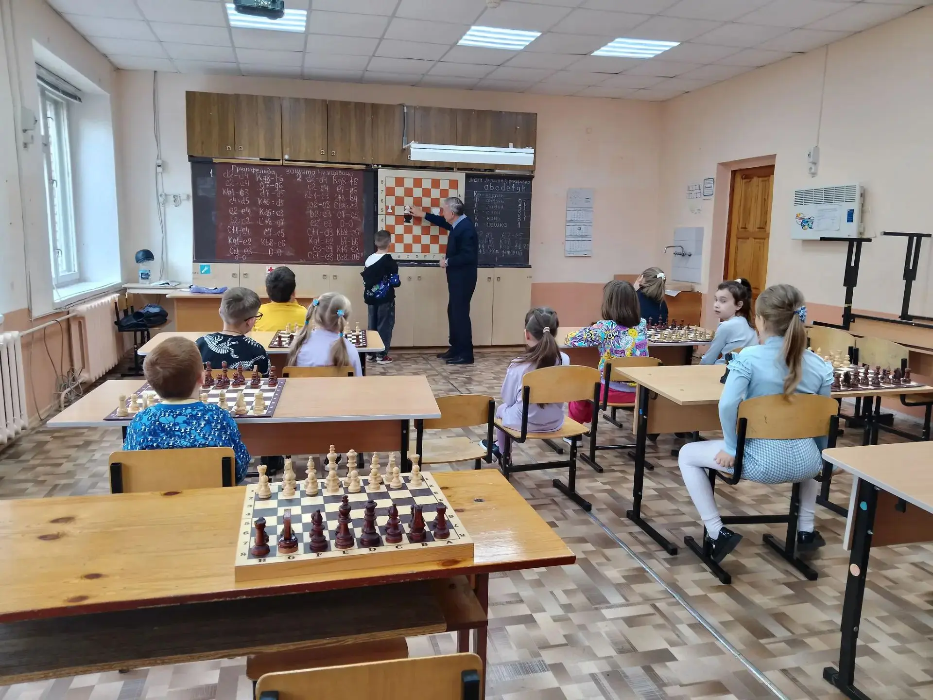 ♟️В лагере «Забава» тишина — большая редкость. Но сегодня она стояла в комнате, где соб...