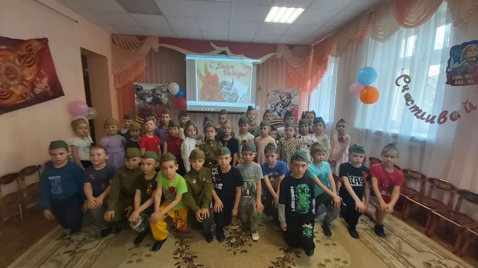 В детском саду прошло тематическое занятие "9 мая - День Победы" . На занятии дети узнали о том, как