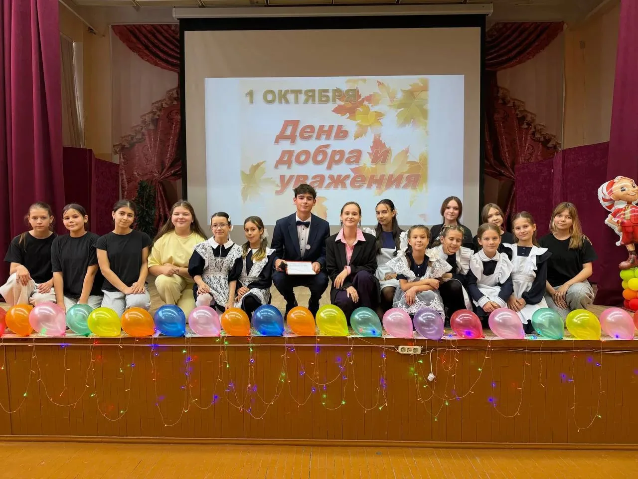 Ученики школы №8 поздравили бабушек и дедушек с Днём пожилого человека. Ребята подготов...