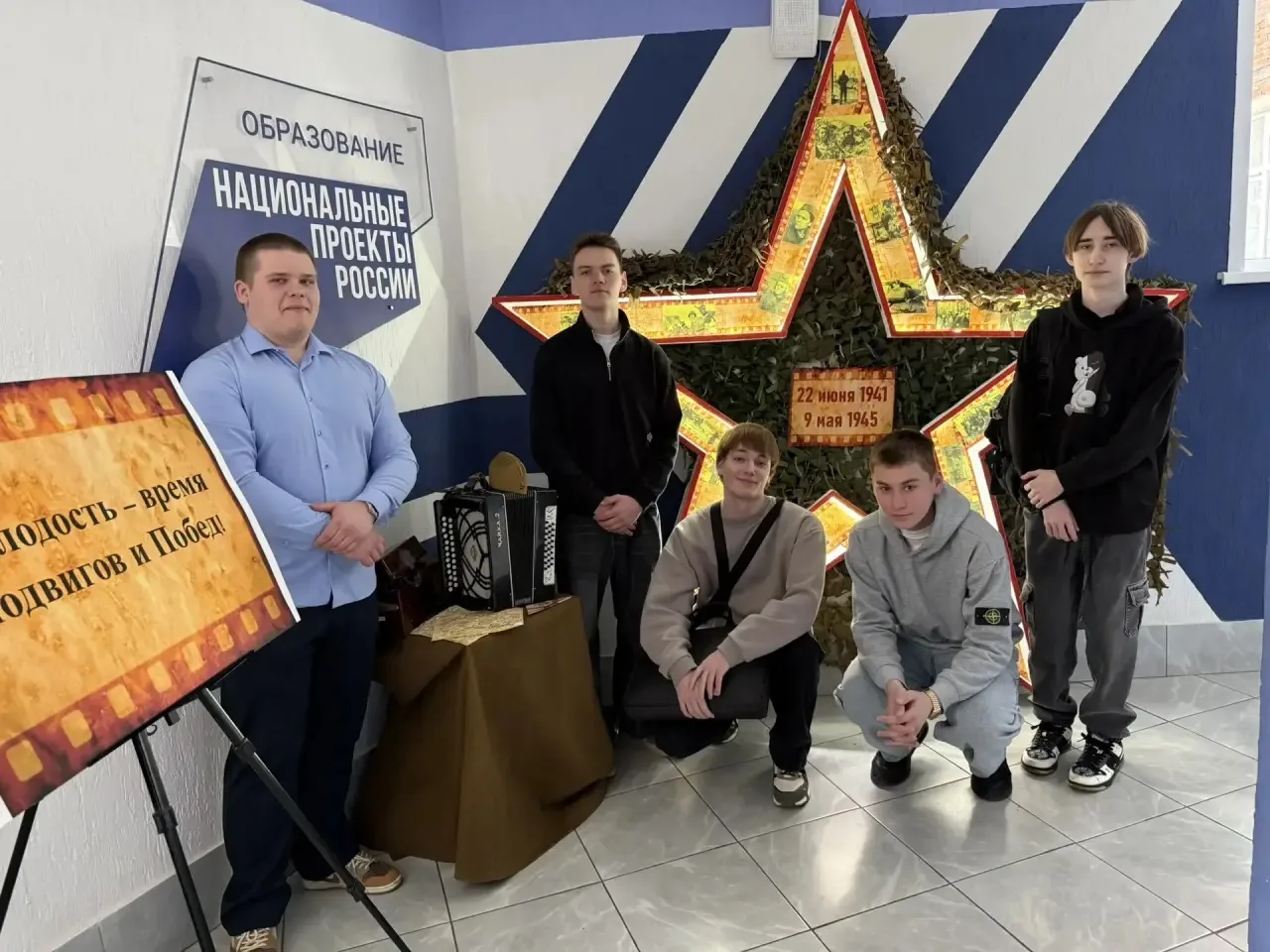 «Молодость — время подвигов и побед»: в техникуме открылась уникальная выставка