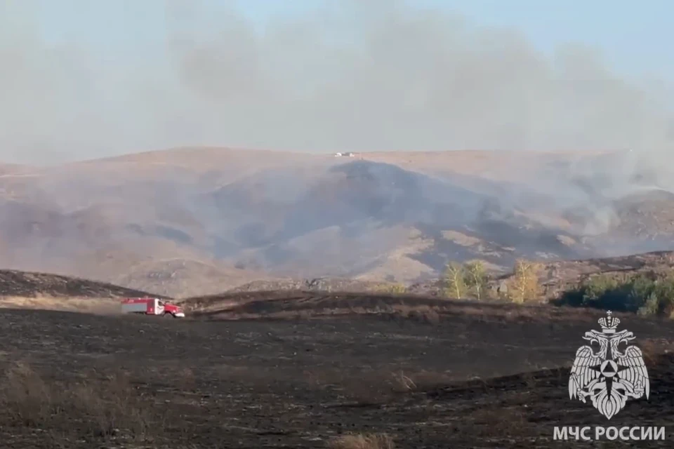 🔥 На востоке Оренбуржья продолжают тушить ландшафтный пожар