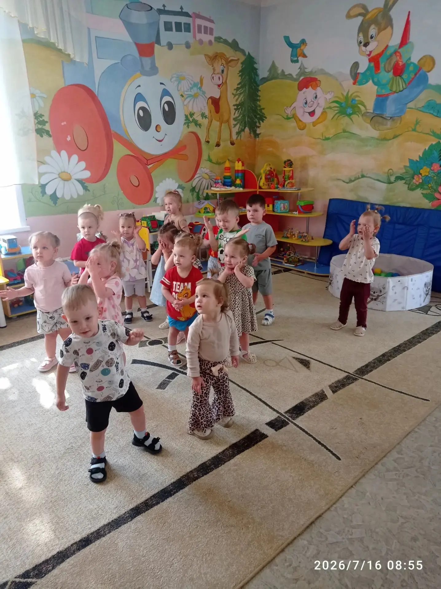 В группе младшего  возраста сегодня играли в народные игры, которые учат малышей координации, вниман