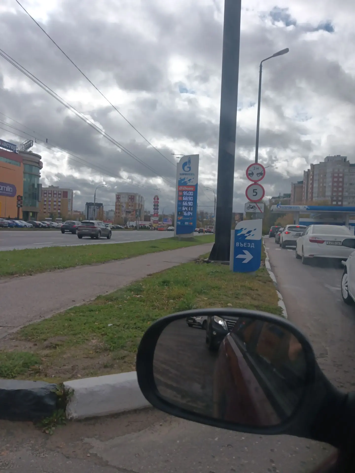 Очередь от поворота на заправку