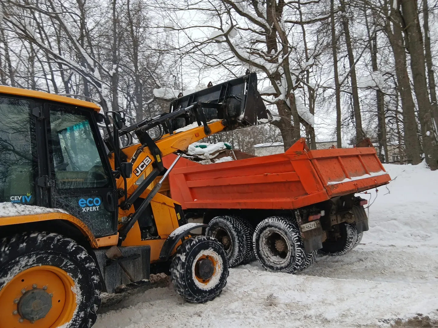 Продолжаем работы по очистке территорий от снега. ❄  Особое внимание уделяется входным группам и зон