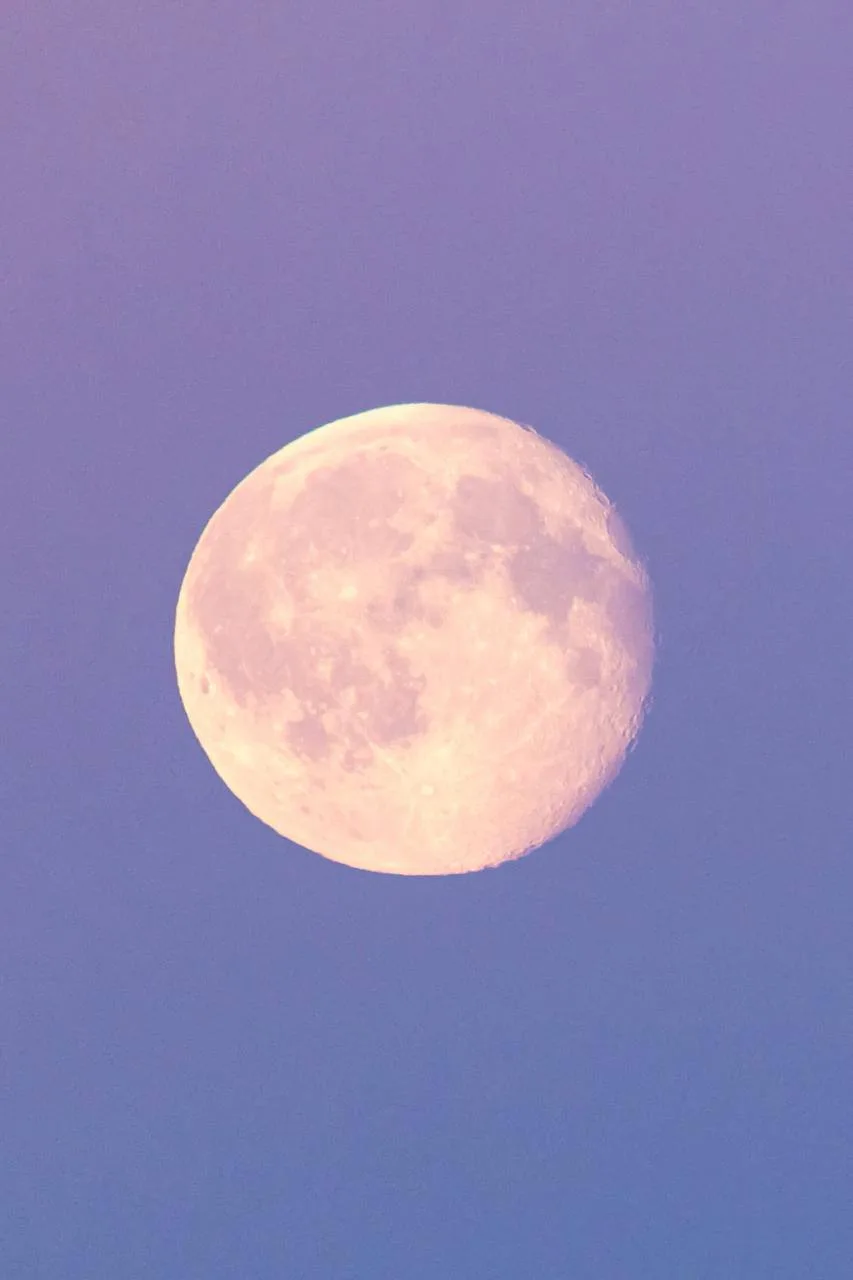 🌕 Петербург поймал первое осеннее полнолуние