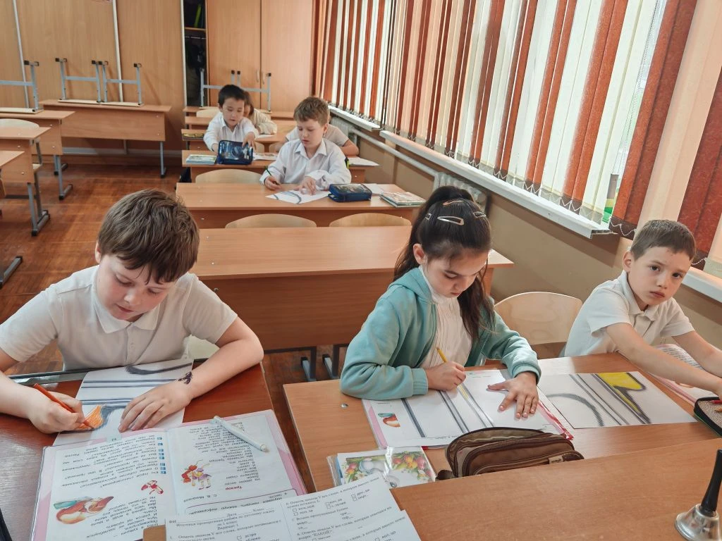 🏺 В гостях у истории: как первоклассники собирали древний кувшин  В 1 «Е» классе прошёл необычный ур