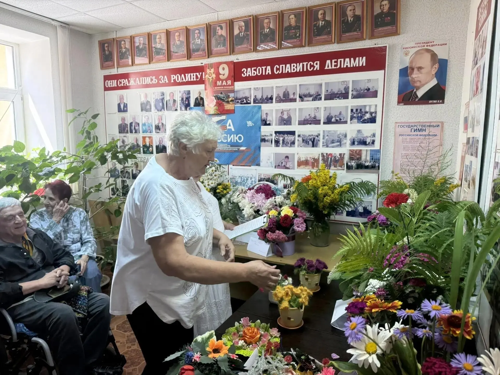 Сегодня в Ливенском отделении ВОИ прошел конкурс «Вальс цветов», приуроченный к Дню России и Дню пам