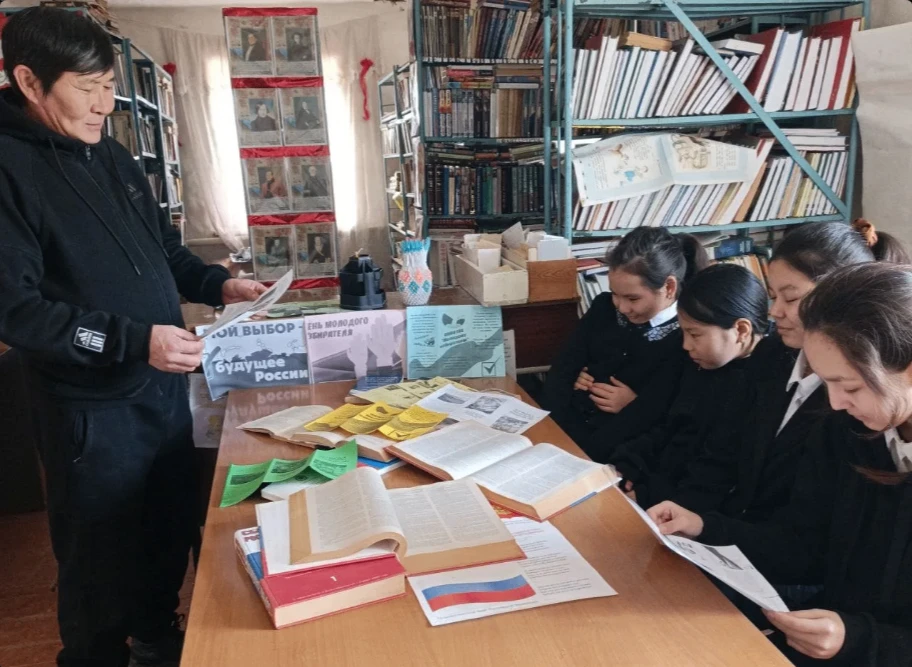 В республике проходят мероприятия ко Дню молодого избирателя  Руководители Элистинской территориальн