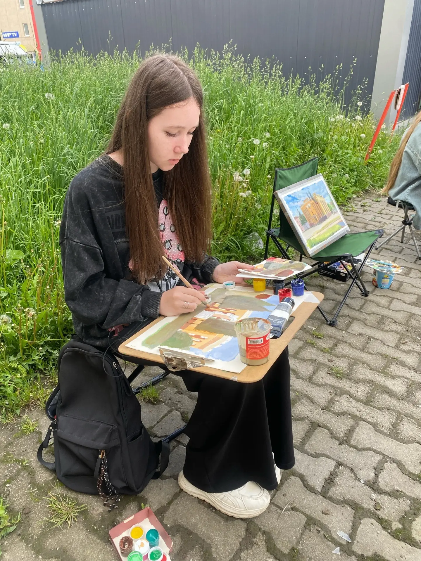 🖼🎨Пленэр в самом разгаре: учащиеся художественного отделения увлечённо рисуют здание родной ДШИ. 
