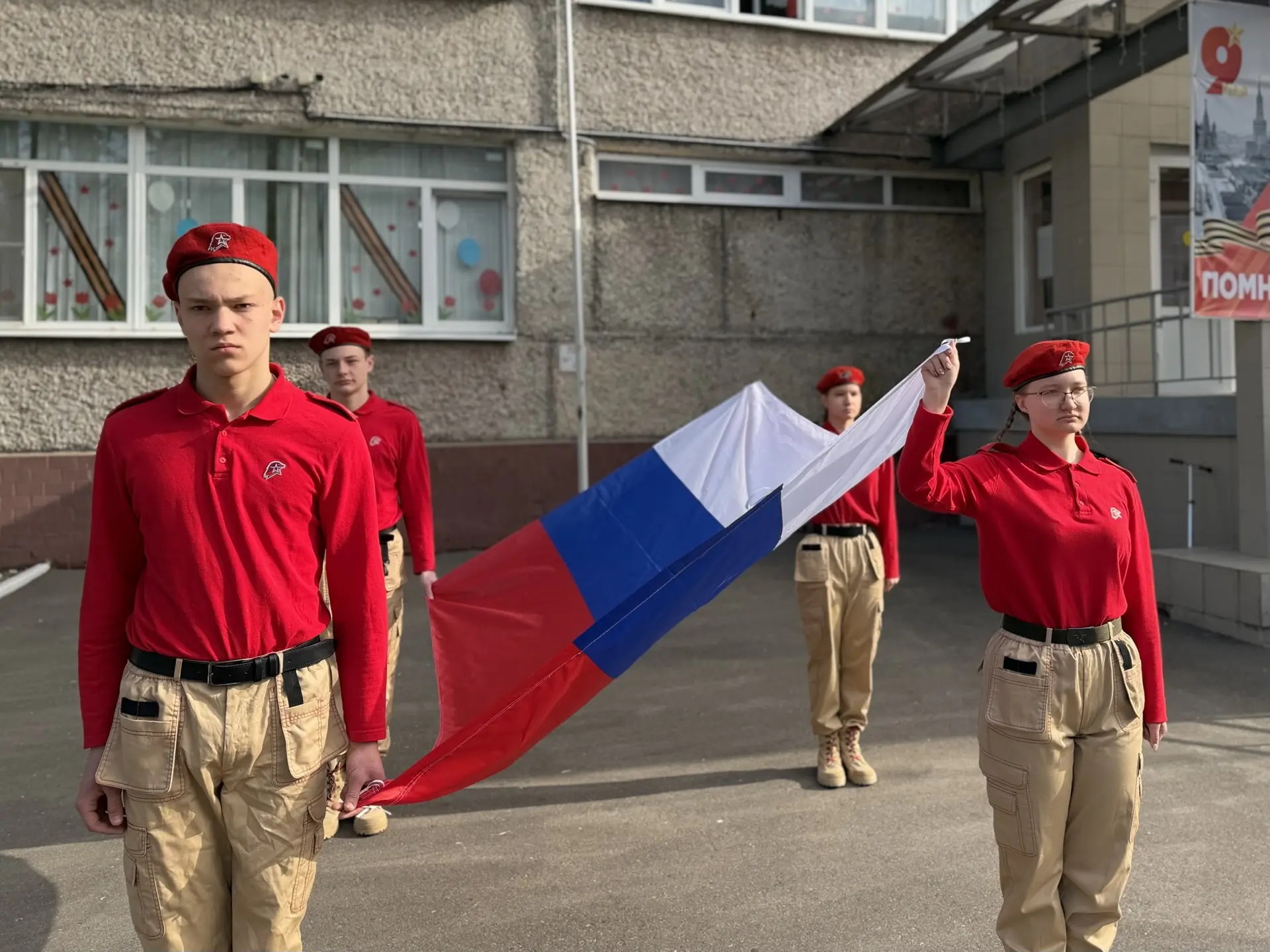 🇷🇺ТОРЖЕСТВЕННАЯ ЛИНЕЙКА🇷🇺  Учебная неделя традиционно начинается с выноса государственных флагов и и