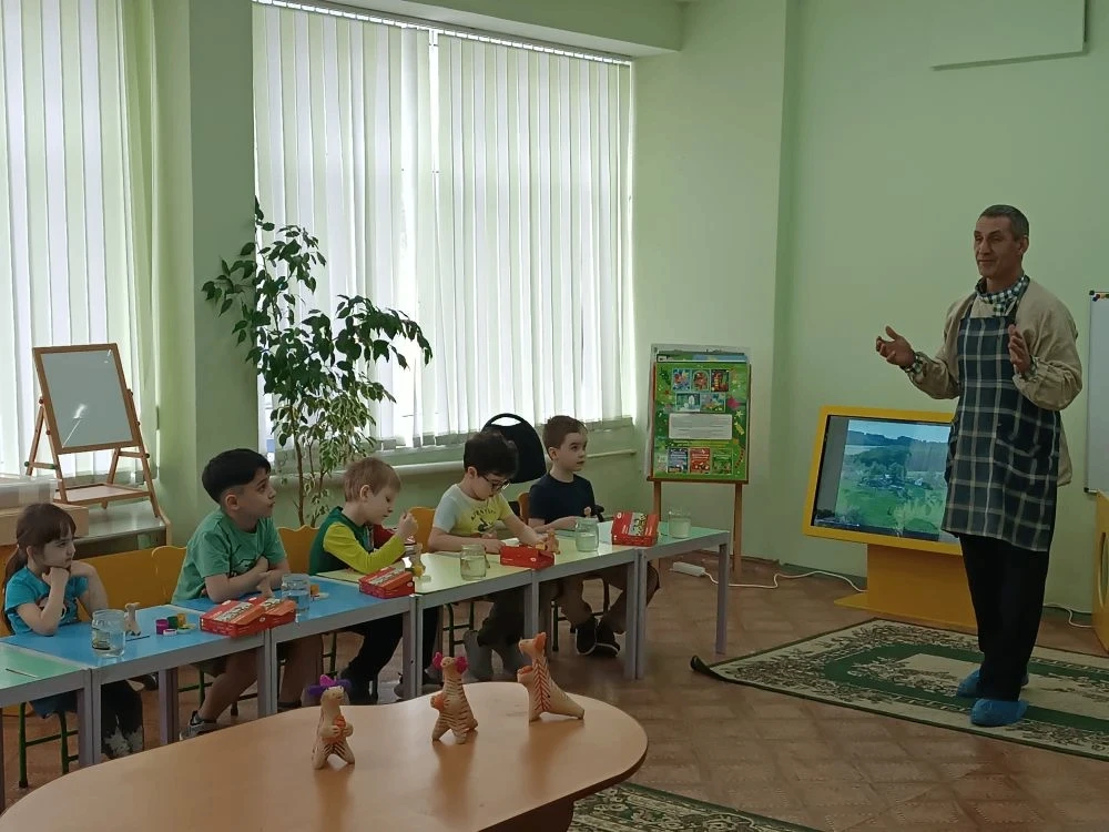Мастер по изготовлению кожлянской игрушки провёл мастер-класс для дошкольников  Воспитанники детског