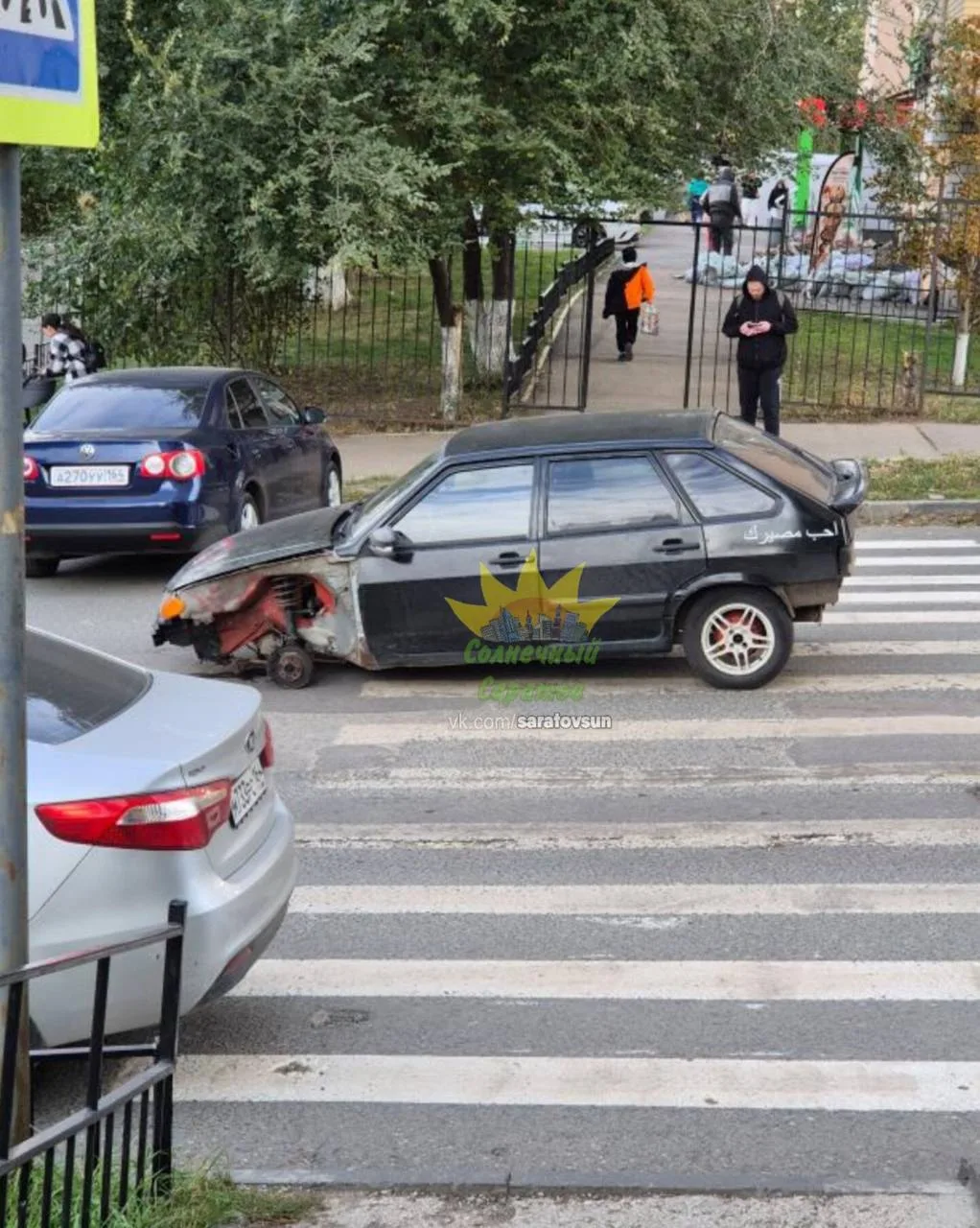 Хозяина брошенного на «зебре» автомобиля ищут в Саратове