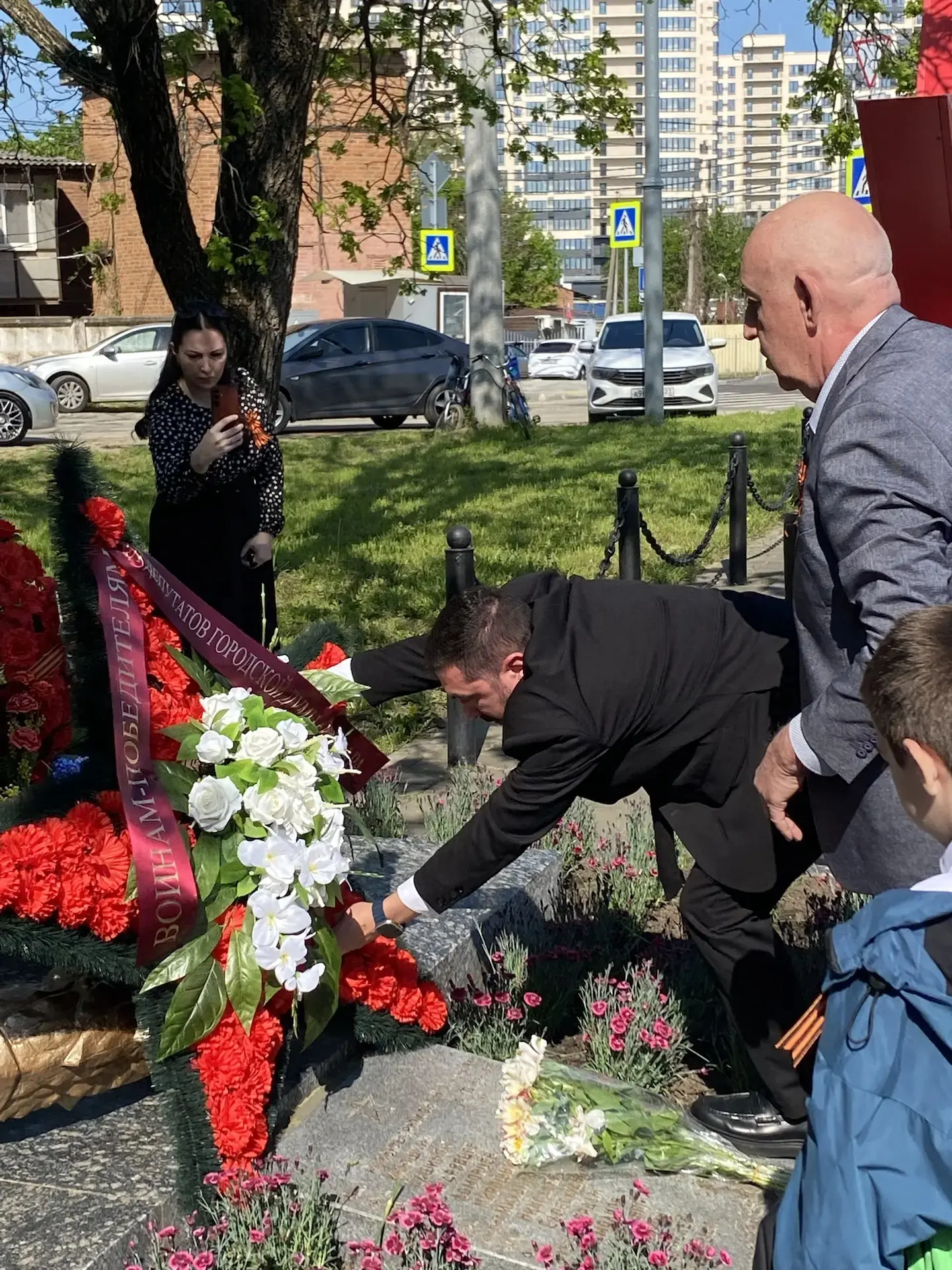 9 Мая, в день Великой Победы, ученики 7Б и 8Б классов приняли участие в торжественном мероприятии и 