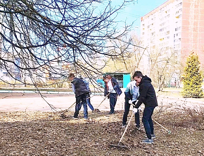 🌳🏣🧹В заботе о школе: субботники  Я верю в одно: если мы любим, мы заботимся. И эту заботу видно нево