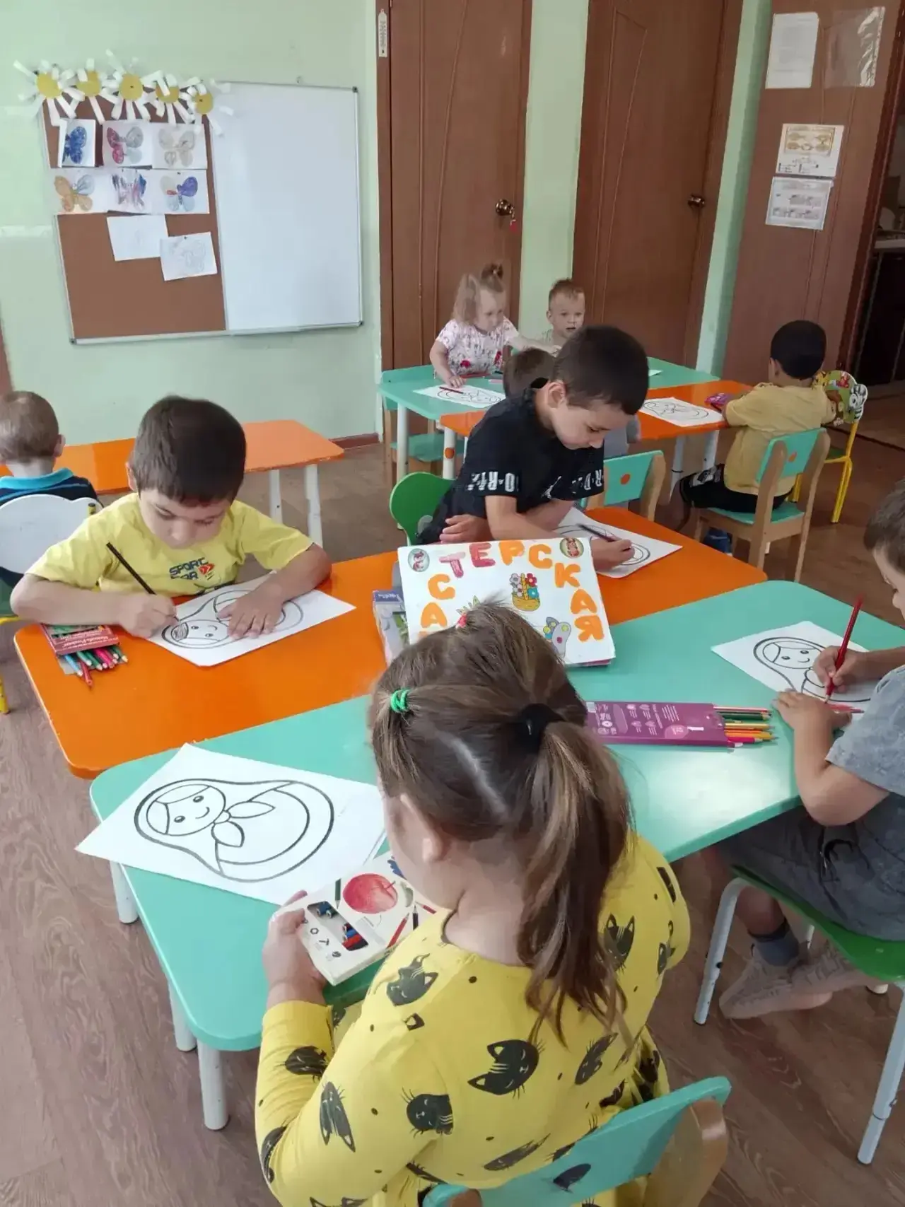 Ребята младшей группы👫 ( г. Ефремов) познакомились с русским, народным творчеством, на...