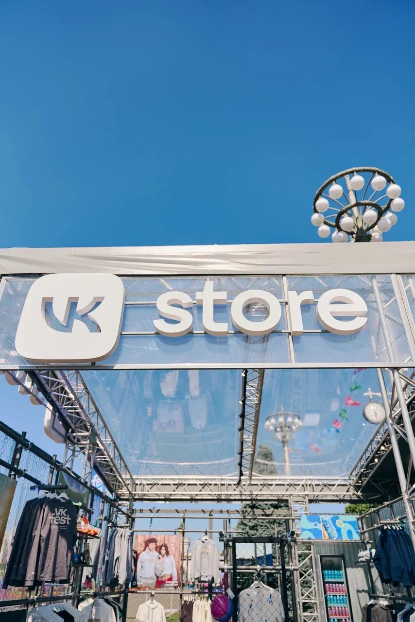 кстати, на VK Fest мы закастомили две футболки из VK Store 👕
а потом разыграли их прямо на фестивал