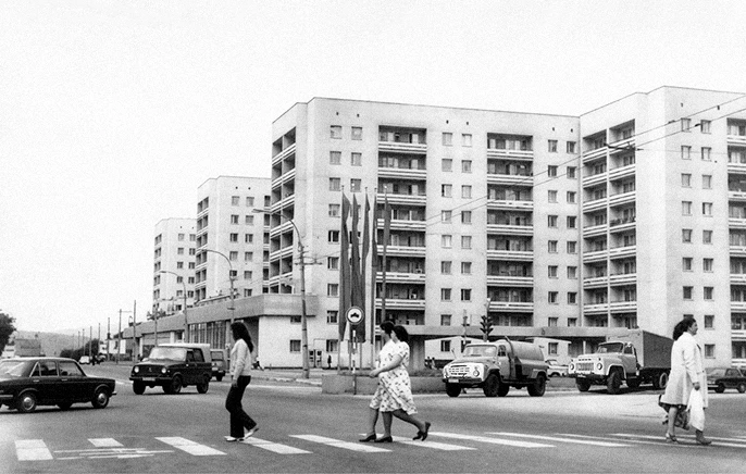 Вторая половина 1980-х годов. Комплекс из девятиэтажных жилых зданий, к которому пристр...