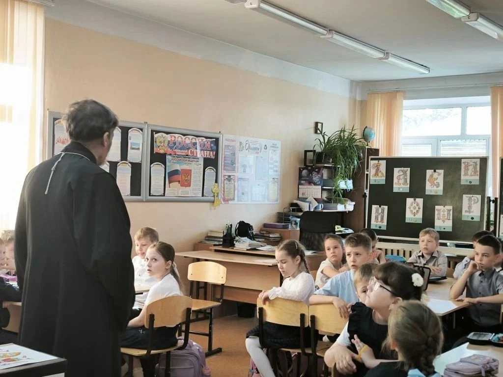 18 мая в МБОУ «Лицей Климовска»  состоялась встреча учащихся  первого класса с протоиереем Борисом Т