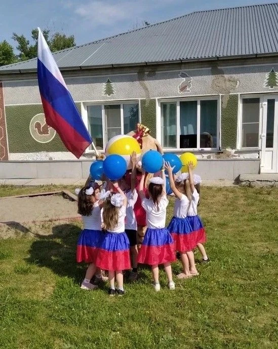 Мы знаем их немало, самых разных,
Но день России, день родной страны,
Для нас, конечно, – самый глав