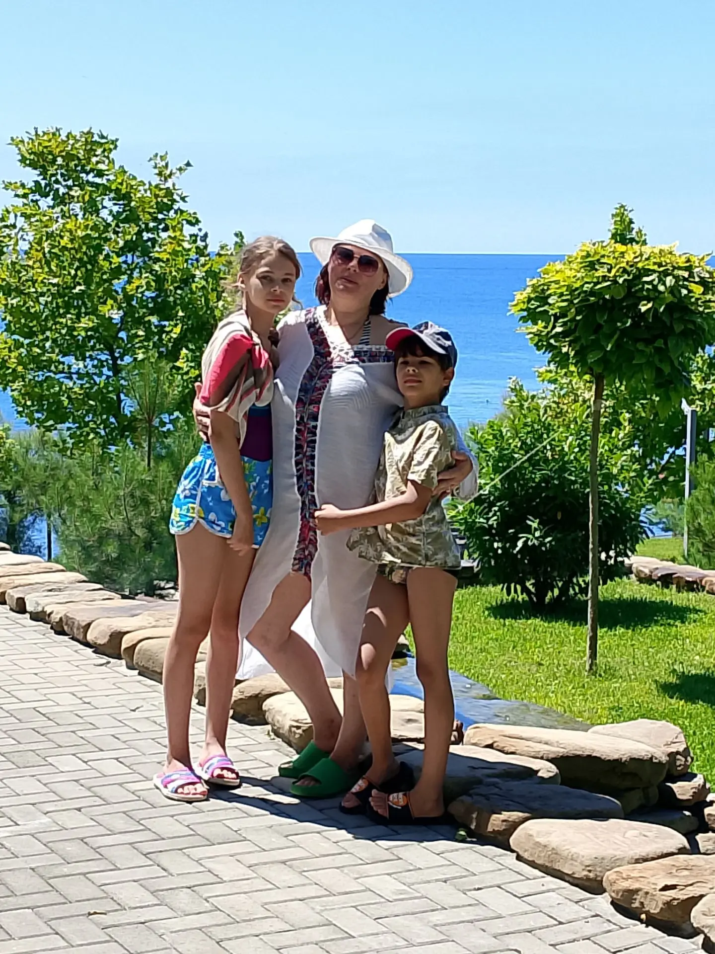 Перед обедом ходили прогуляться