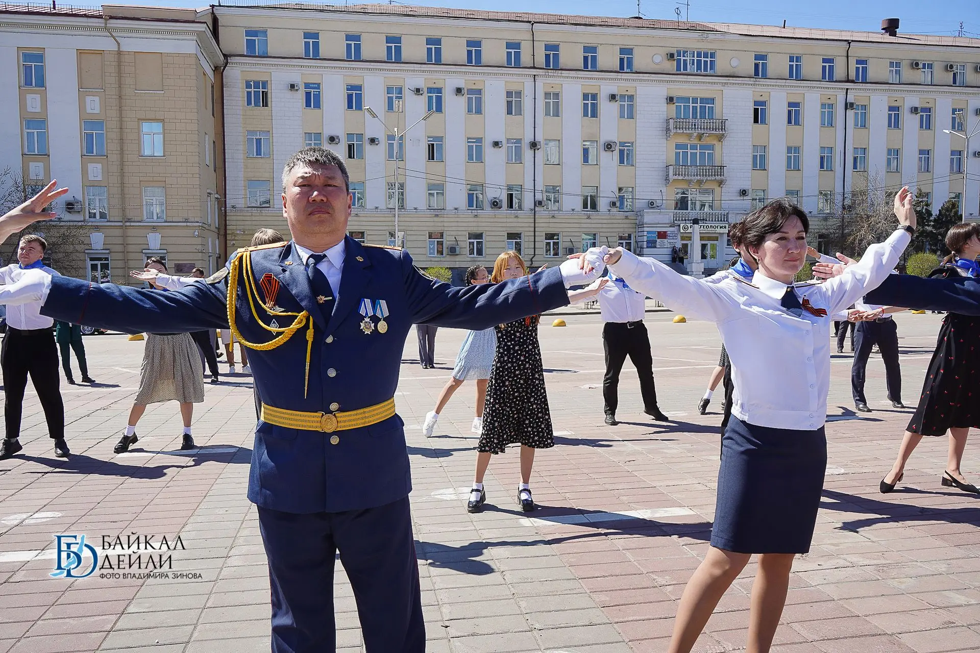 Глава Бурятии оценил масштабный «Вальс Победы» в Улан-Удэ  7 мая Улан-Удэ присоединился ко всероссий