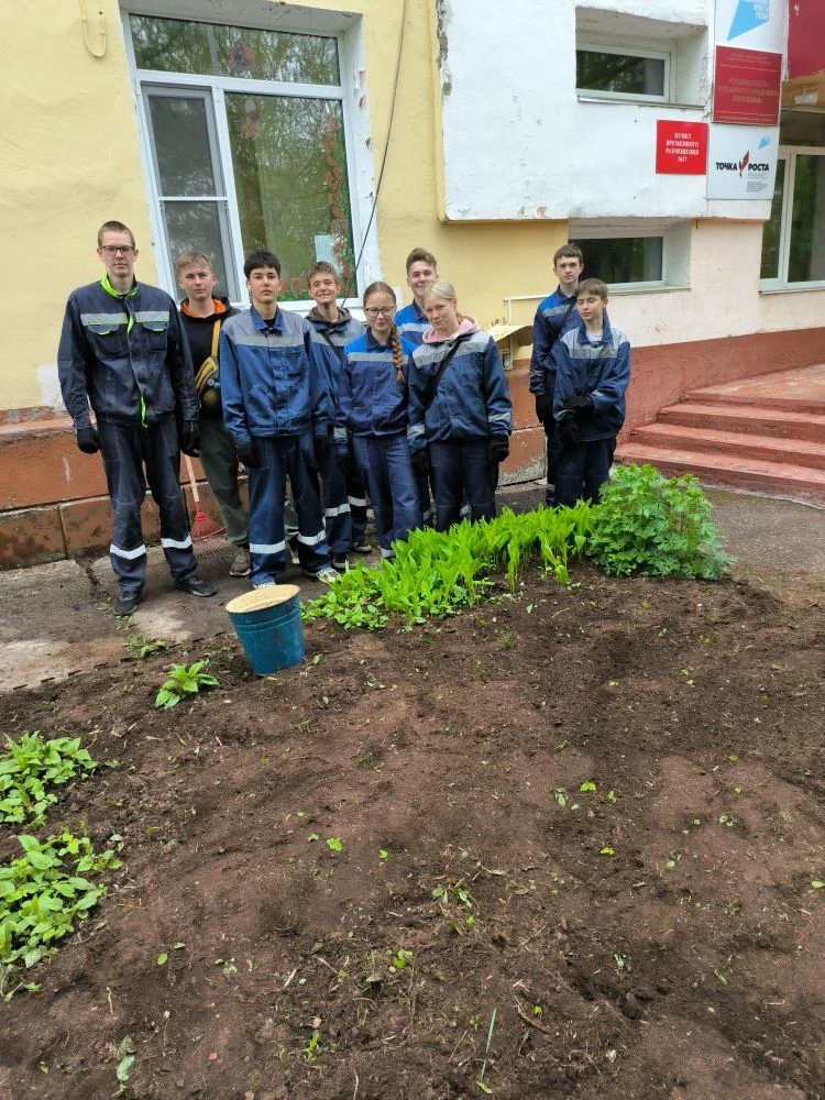 🌷Каждый год наша школьная клумба расцветает, превращаясь в яркое украшение школьного двора. 🥀И за 