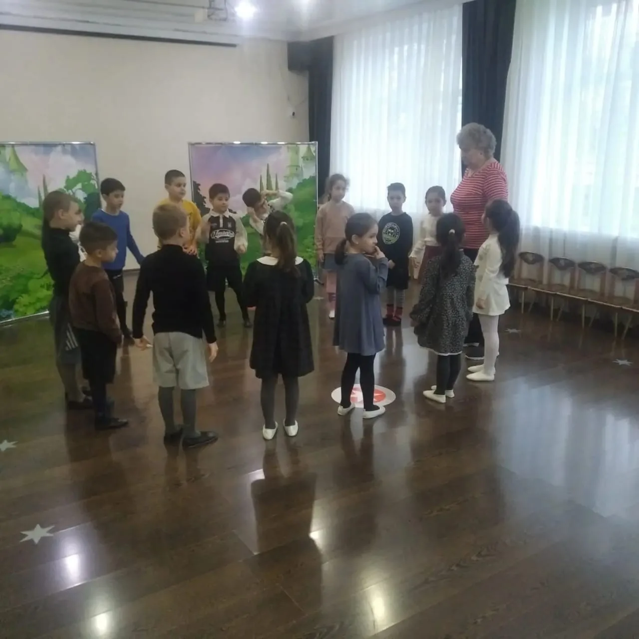 Игра на занятии по театральной деятельности в 1 подготовительной группе .С  воспитателе...