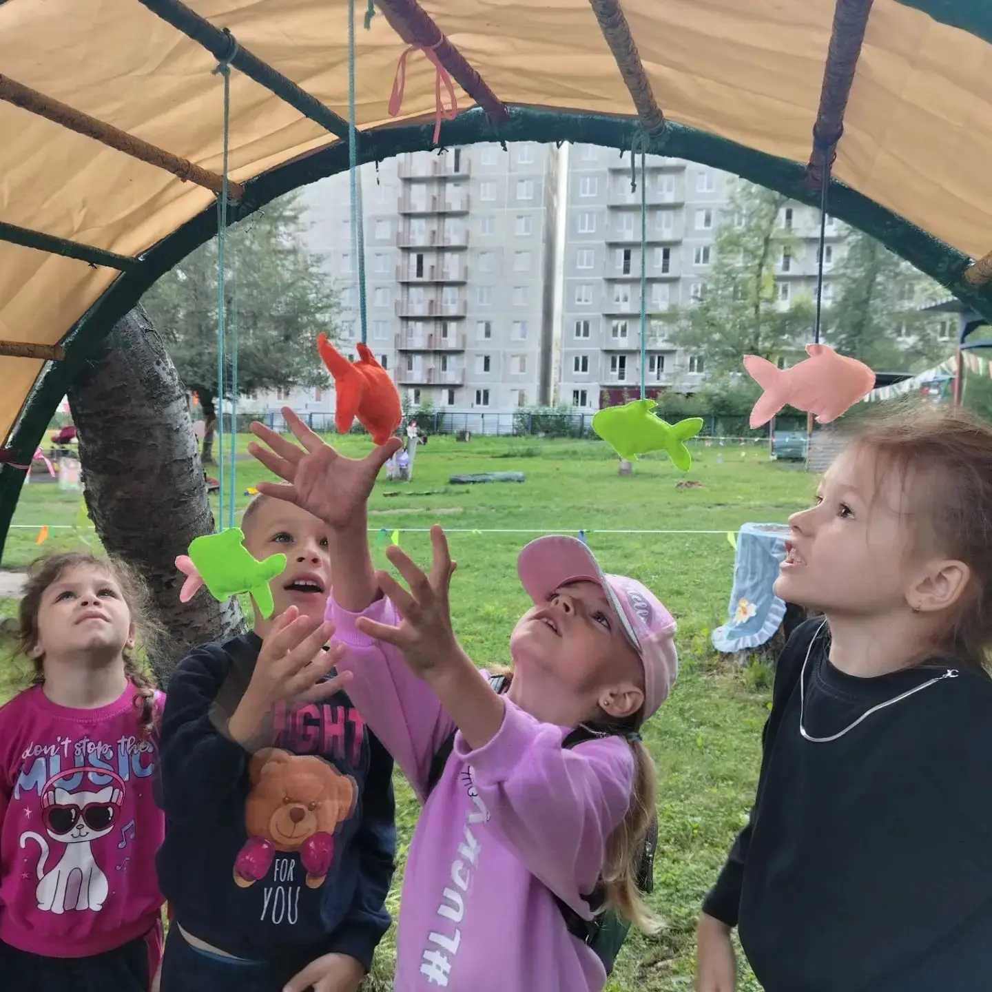Море эмоций в группе «Лучики»!

В нашем детском саду возможно всё: сегодня ты — отважный капитан пир