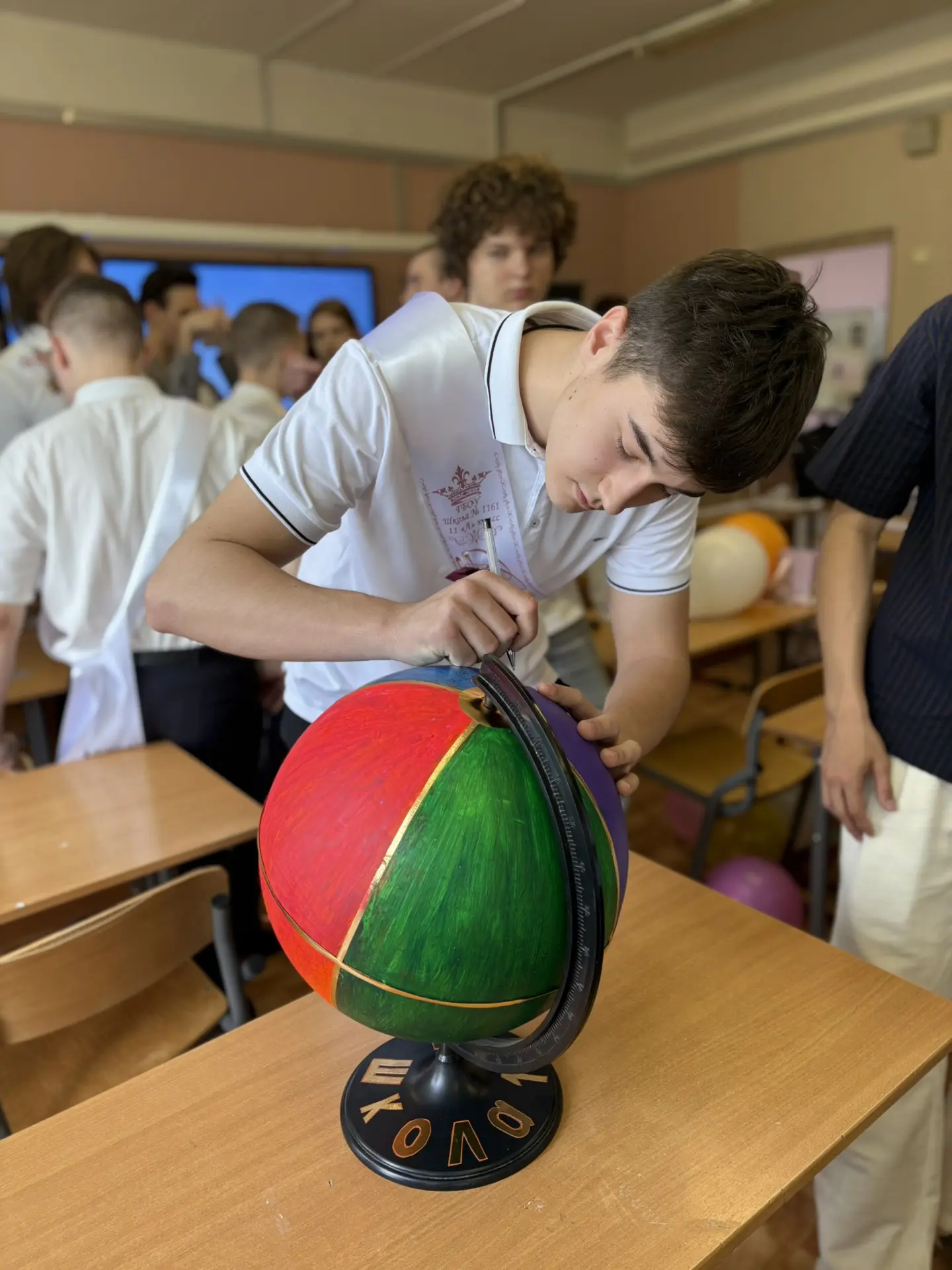 🌟Глобус школьной памяти! 🌟  🥰В корпусе «Бунин» есть особенная, тёплая традиция, которая связывает пр