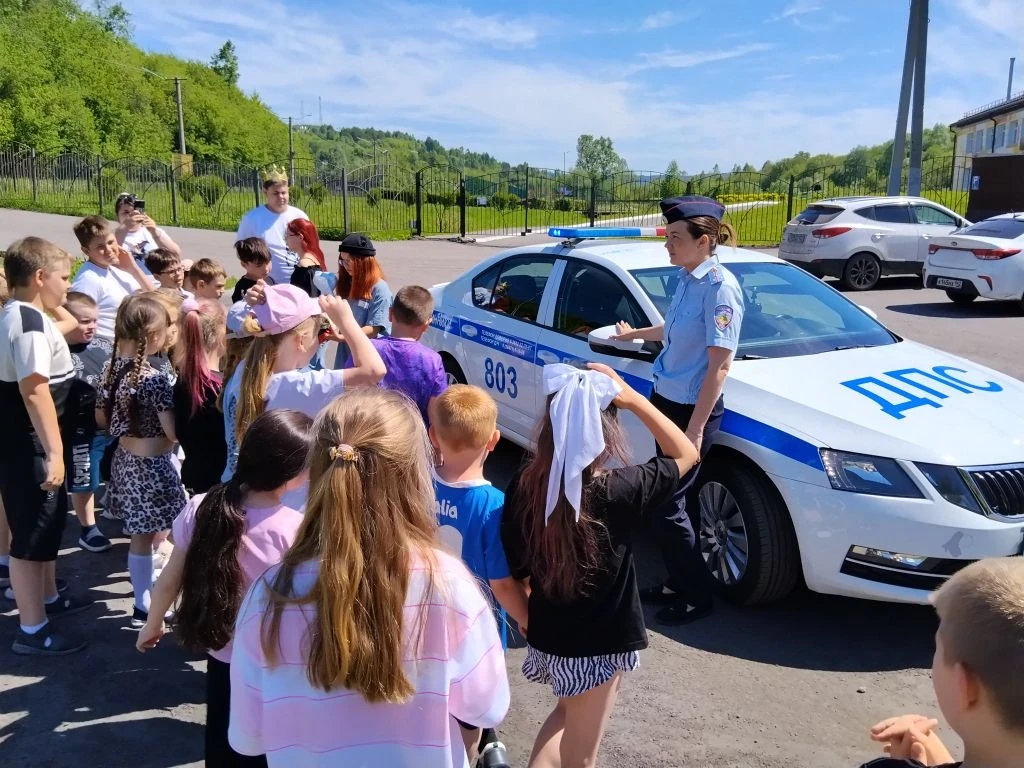🚗 Сегодня в лагере побывал настоящий экипаж ГИБДД! 🎈
