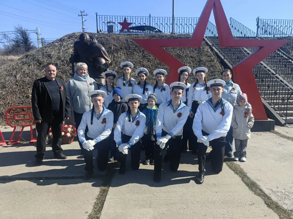 򎠠9 Мая патриотический отряд "Юнга"  возложили цветы к памятнику Коленопреклоненного со...