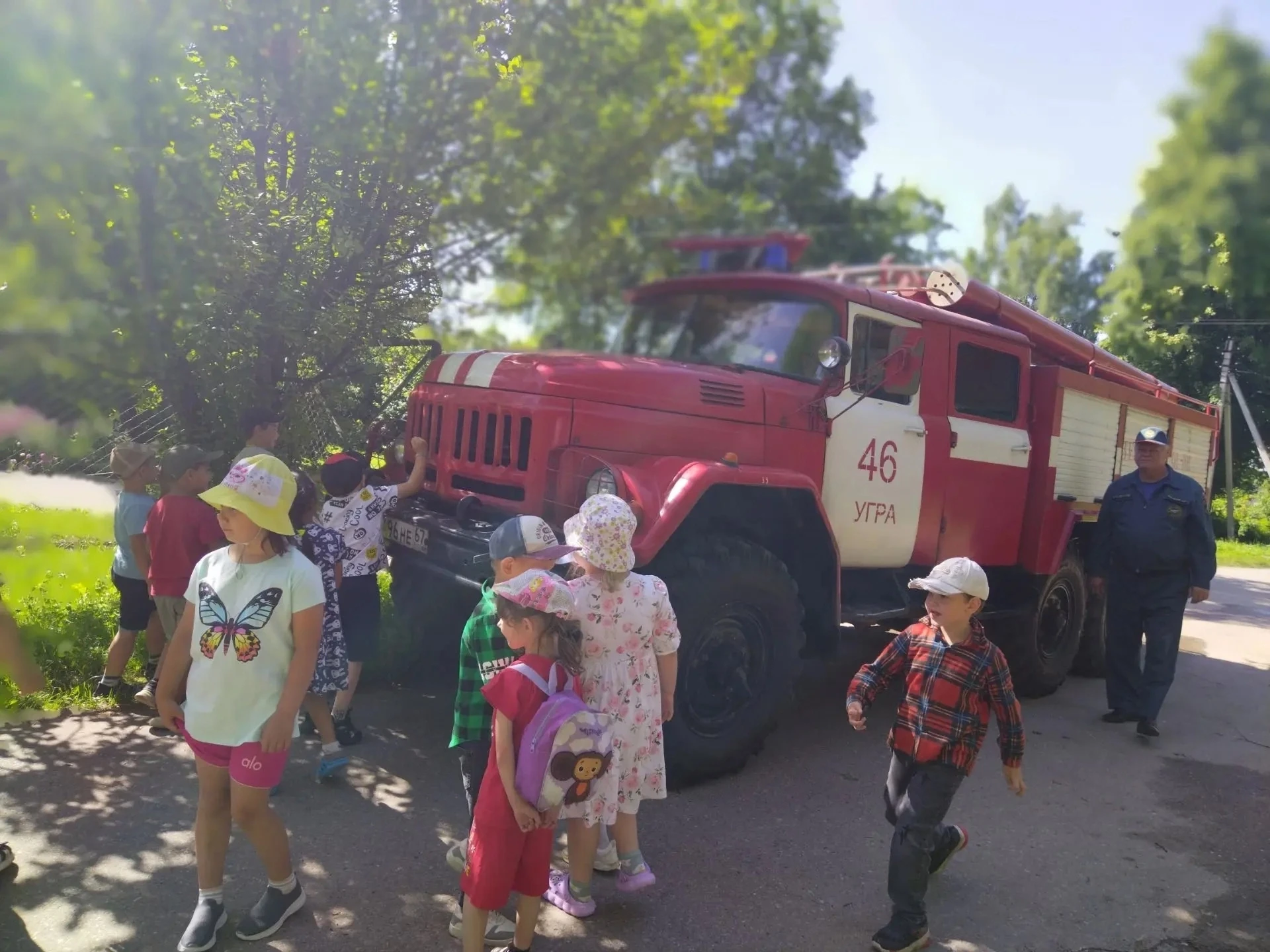 Пожарные в гостях у дошколят 🚒

✔ Специалисты пожарно-спасательной часть № 46 провели пожарно-такти