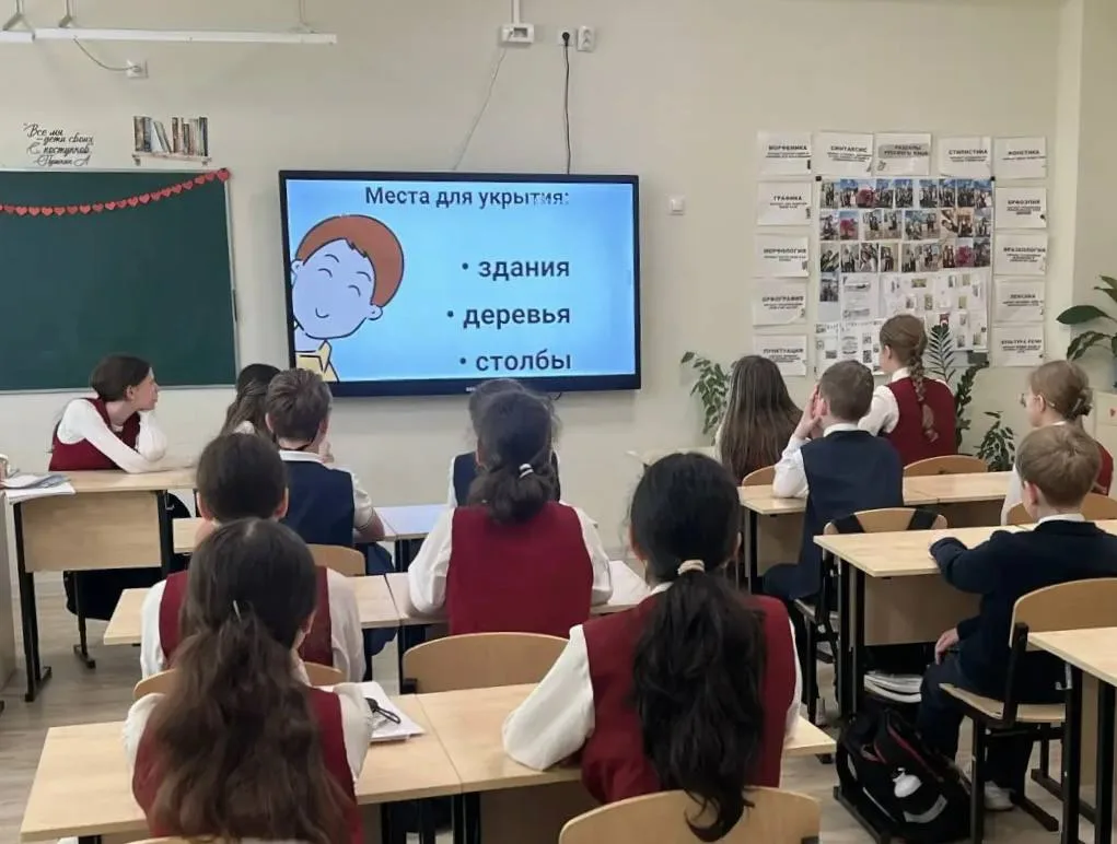 🛡 ПРОФИЛАКТИЧЕСКИЕ БЕСЕДЫ В РАМКАХ «РАЗГОВОРОВ О ВАЖНОМ»  В МБОУ СОШ №11 г. Ессентуки им. Героя РФ К