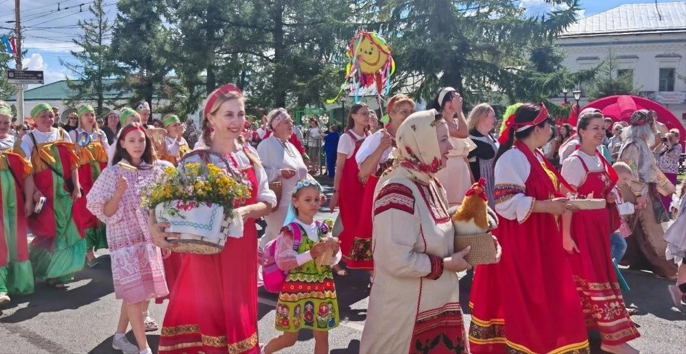🎭 Более 2000 человек прошли в праздничном шествии в Костроме