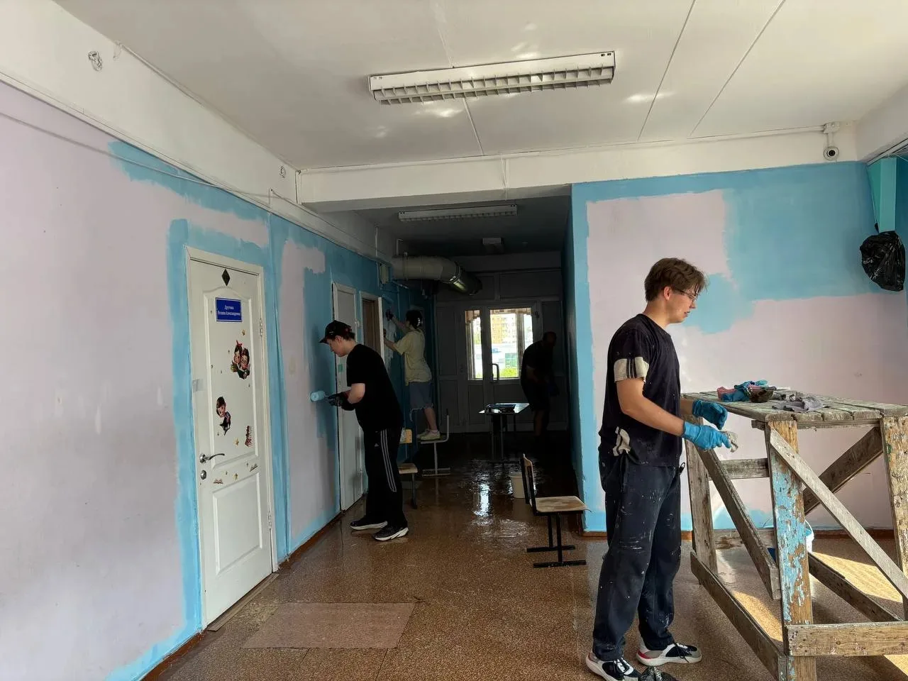 08.06. трудовая бригада "Мастерок" активно начала покраску 3 этажа.