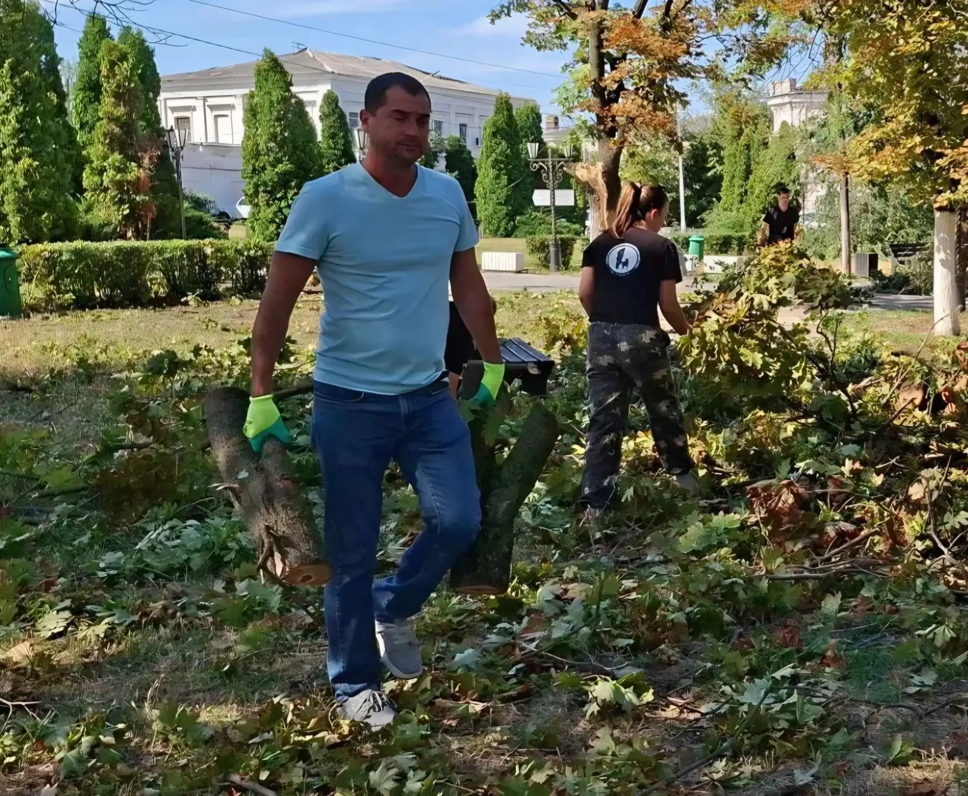 В Новочеркасске продолжается ликвидация последствий урагана, который нанёс серьёзный ущерб городу. Д