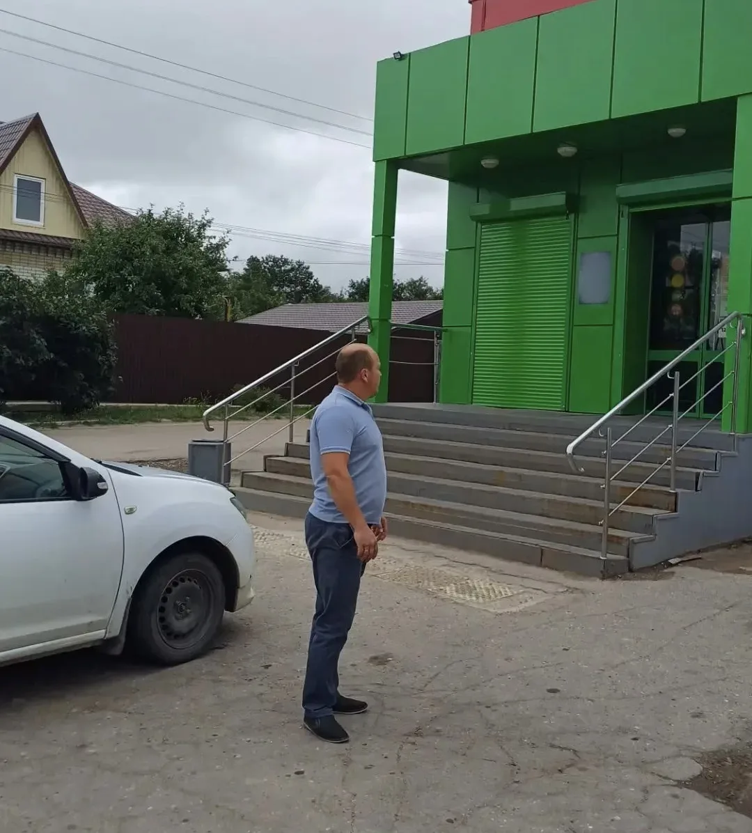 🏠 В Гагаринском районе продолжается работа по наведению порядка на территориях, прилегающих к объек