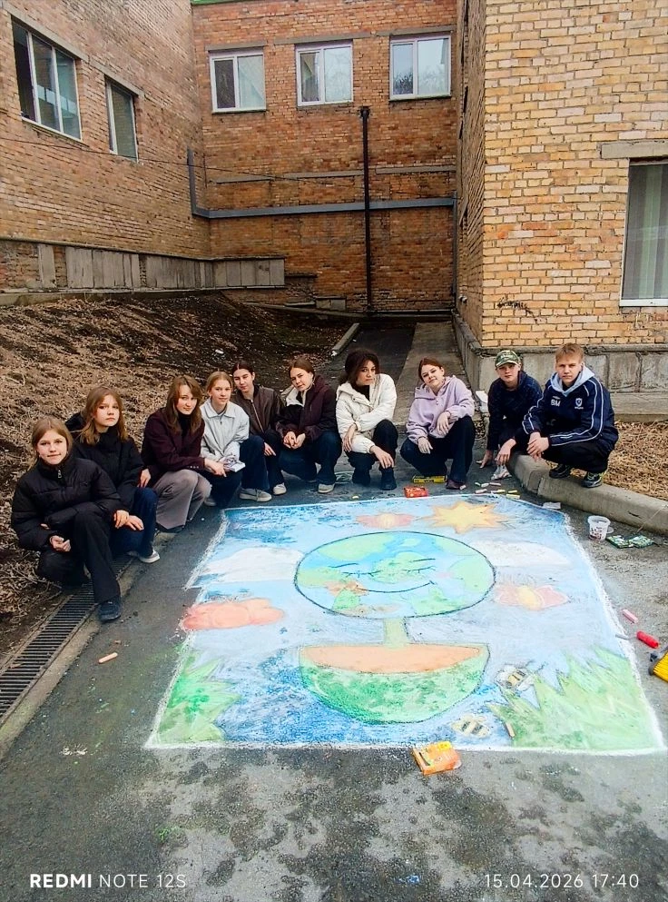 🌏🌍🎨 Наш двор украсили рисунки ко Дню Земли! ❤️  Вот так отлично отдохнули наши ученики во дворе школ