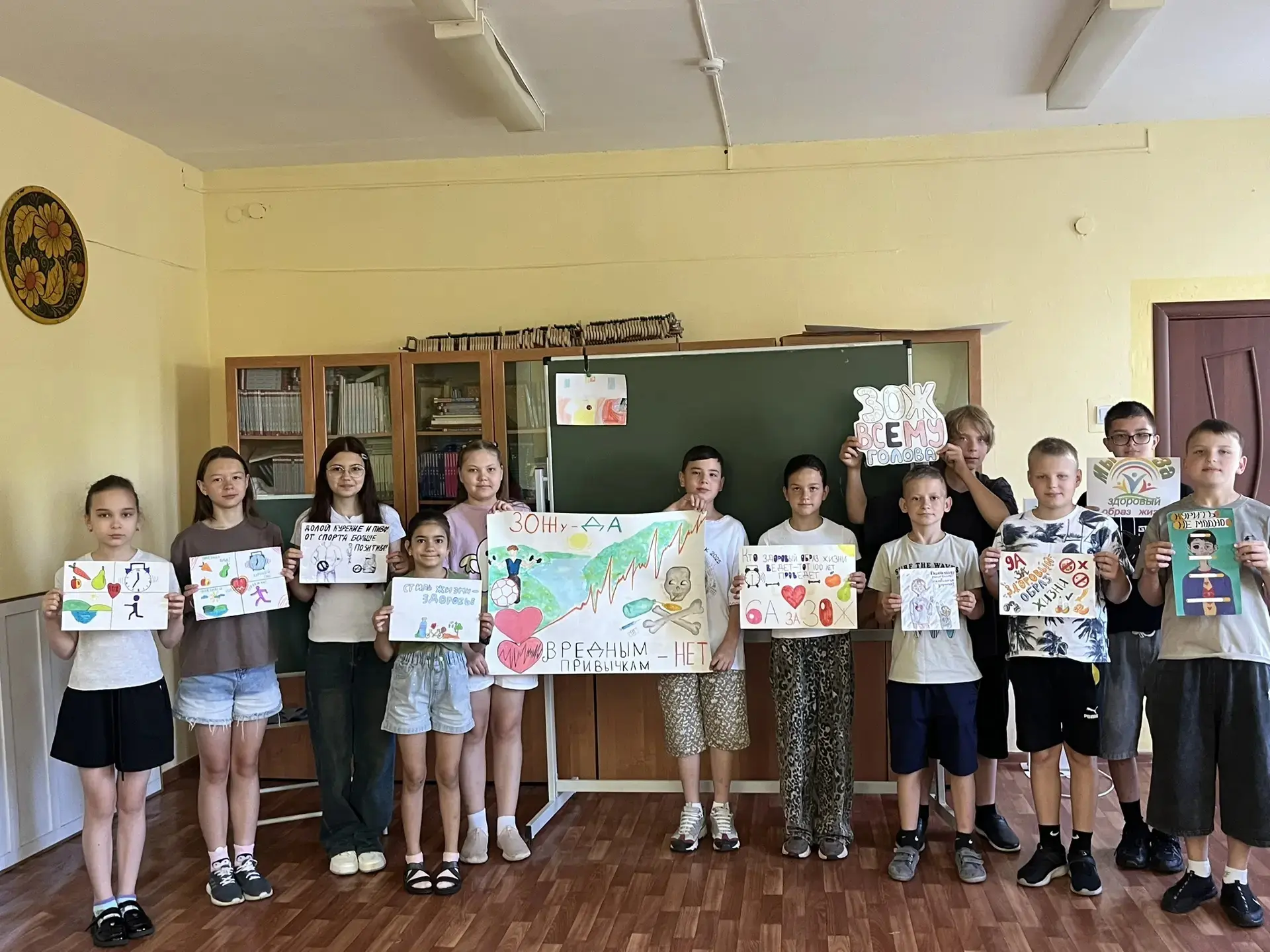 🎨 Яркие краски против вредных привычек: в лагере «Искорки» прошел конкурс ЗОЖ-плакатов!
🤗В рамках 