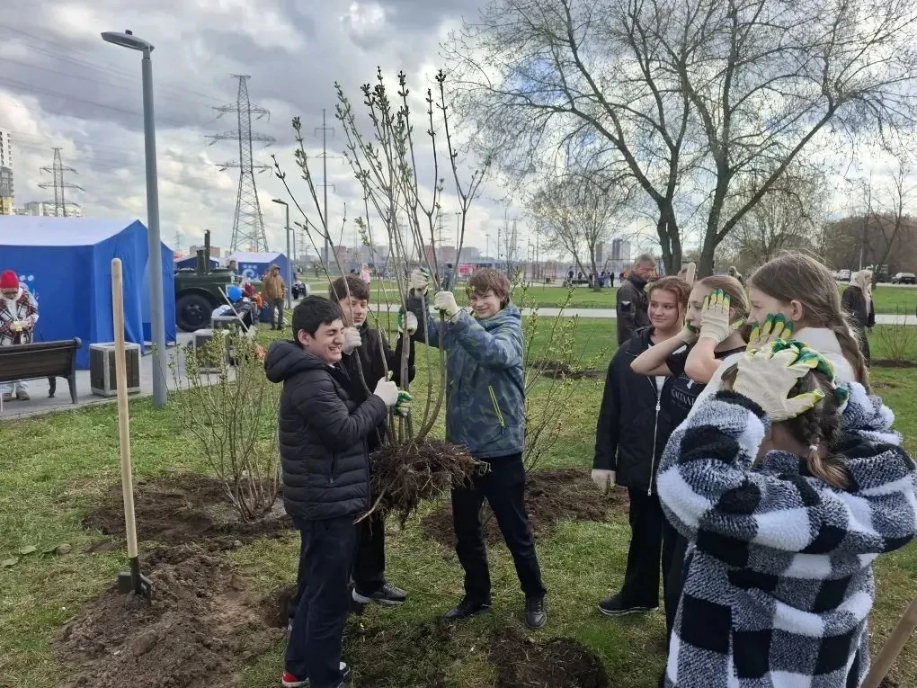 Праздник экологии у Святого озера 🍃  В прошлую пятницу парк у Святого озера заметно преобразился — и